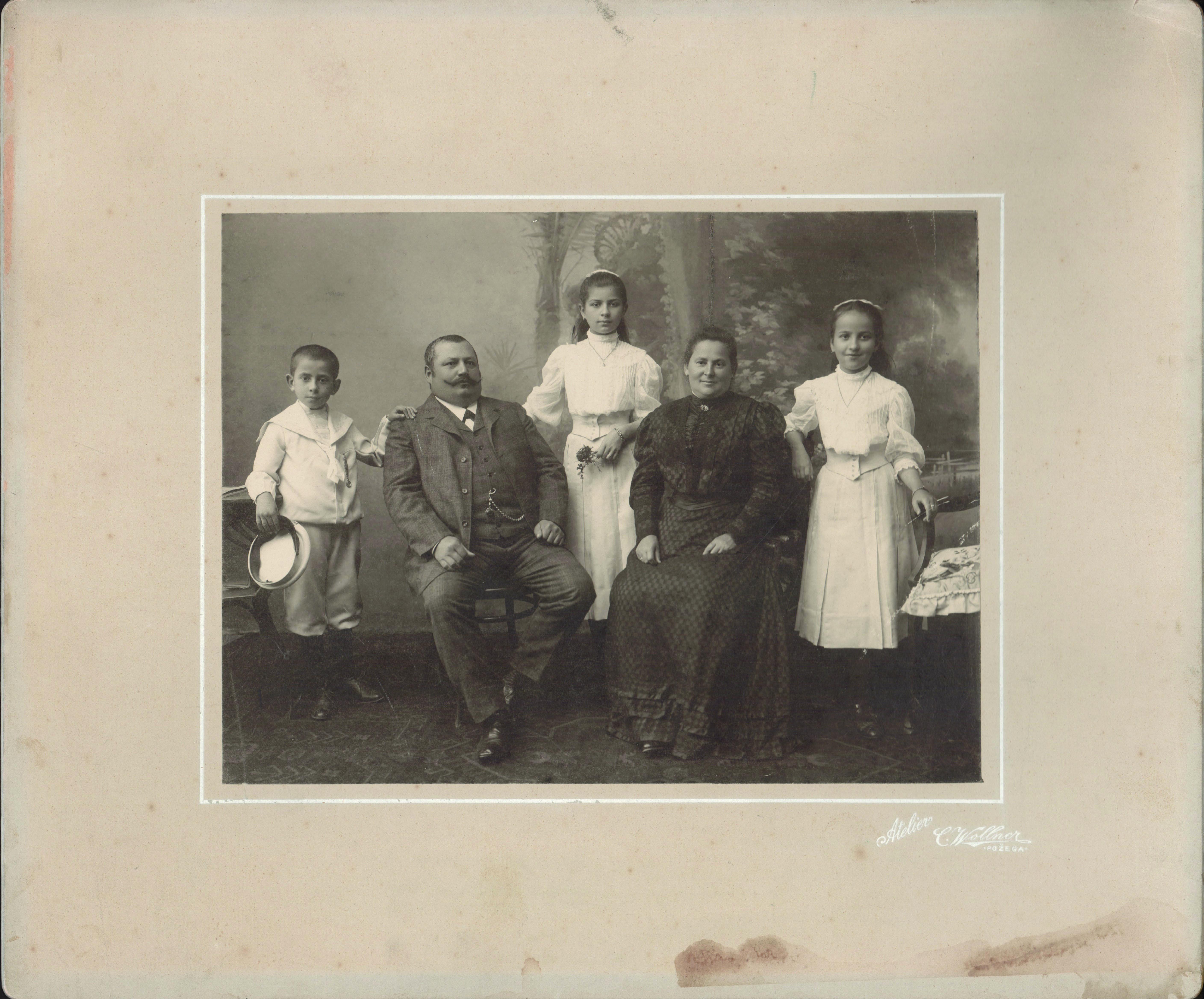 1. Otac Ljubomir, prvi slijeva, sa sestrama i roditeljima Julijusom i Annom, na obiteljskom studijskom portretu Kniferovih u Požegi.
