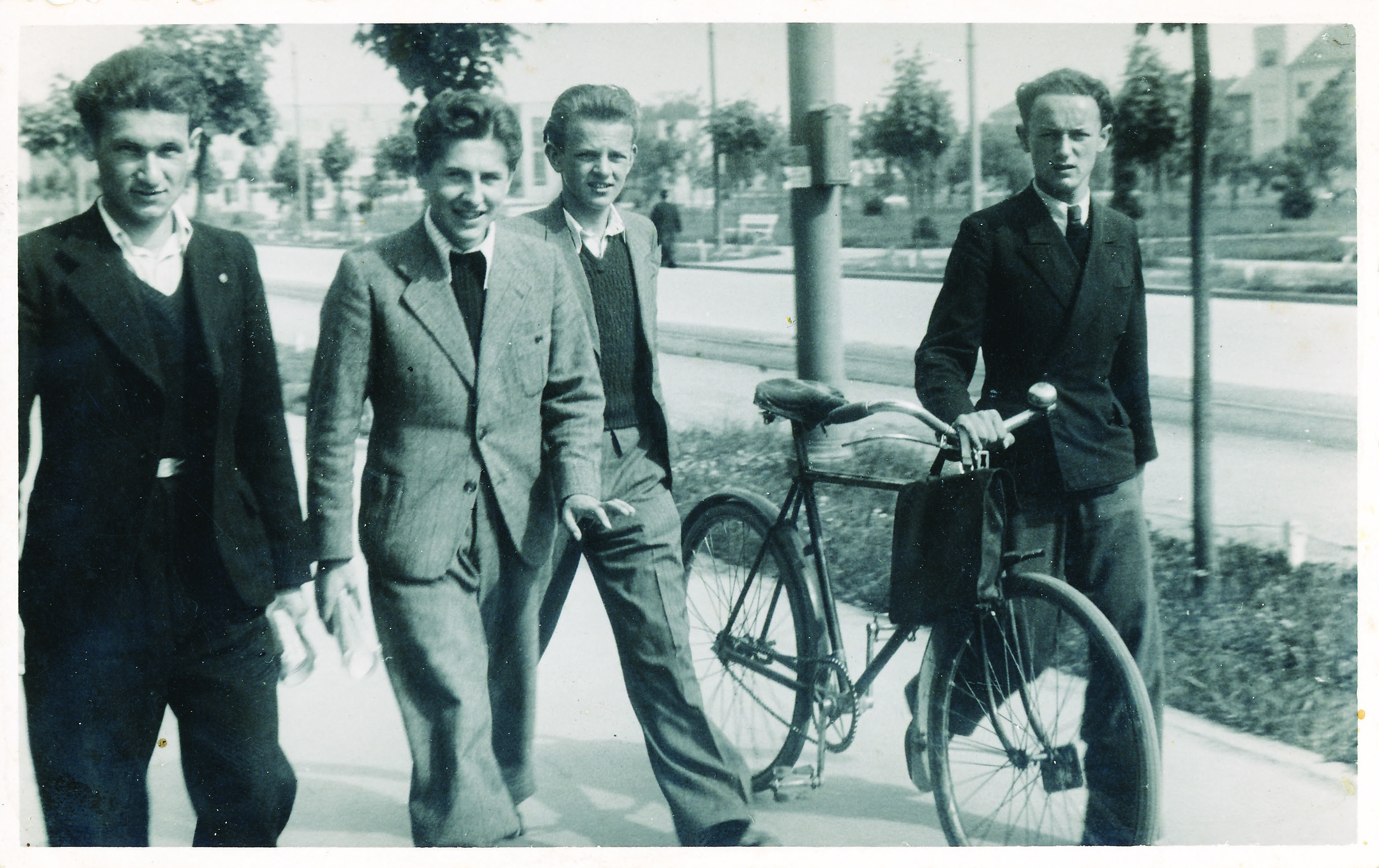 10. Julije, drugi slijeva, u šetnji današnjom Europskom avenijom. Skupni portret.