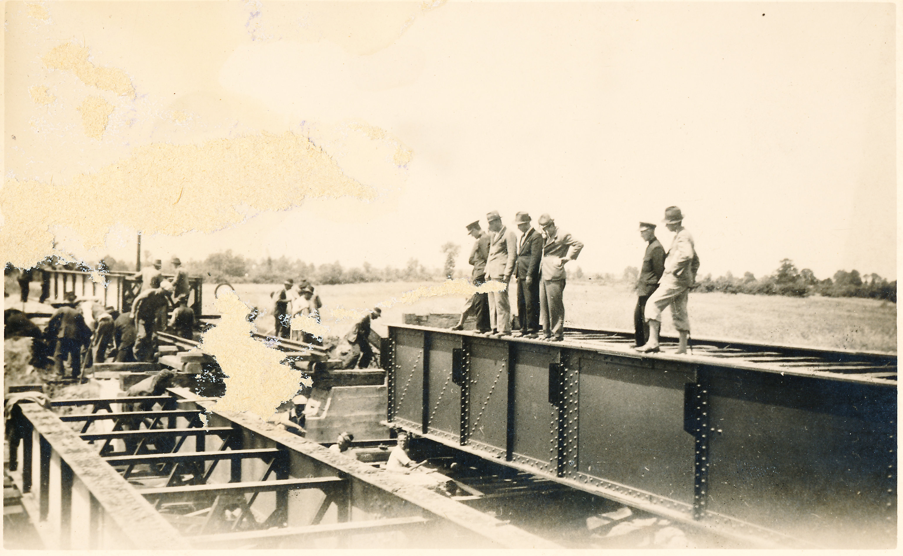 15. Fotografije ljevaonice, izgradnje željezničkog mosta preko Drave u Osijeku, izgradnje pješačkog nathodnika preko kolosijeka Glavnog kolodvora u Osijeku i bombardiranja tvorničkog kompleksa tijekom Drugog svjetskog rata.