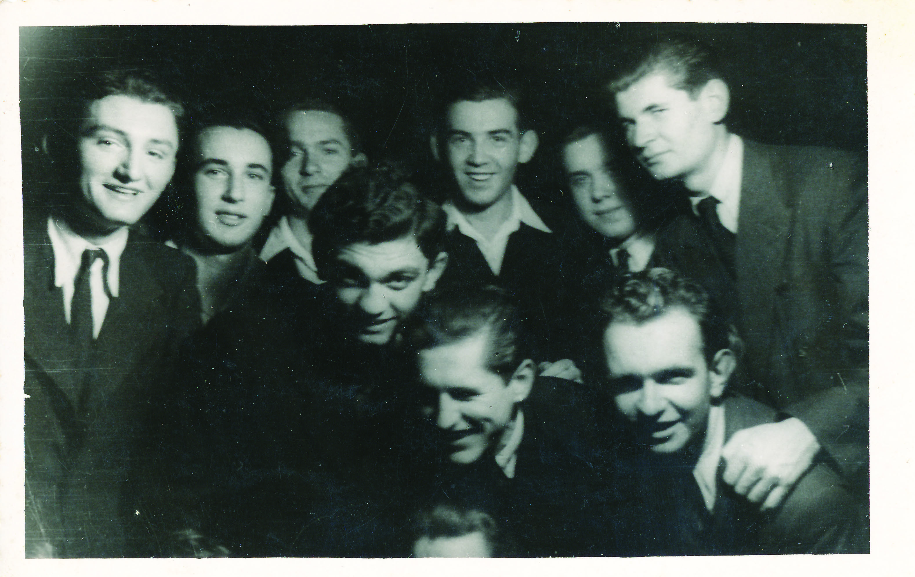 17. Julije s kolegama maturantima, u prvom redu dolje lijevo. Skupni portret.