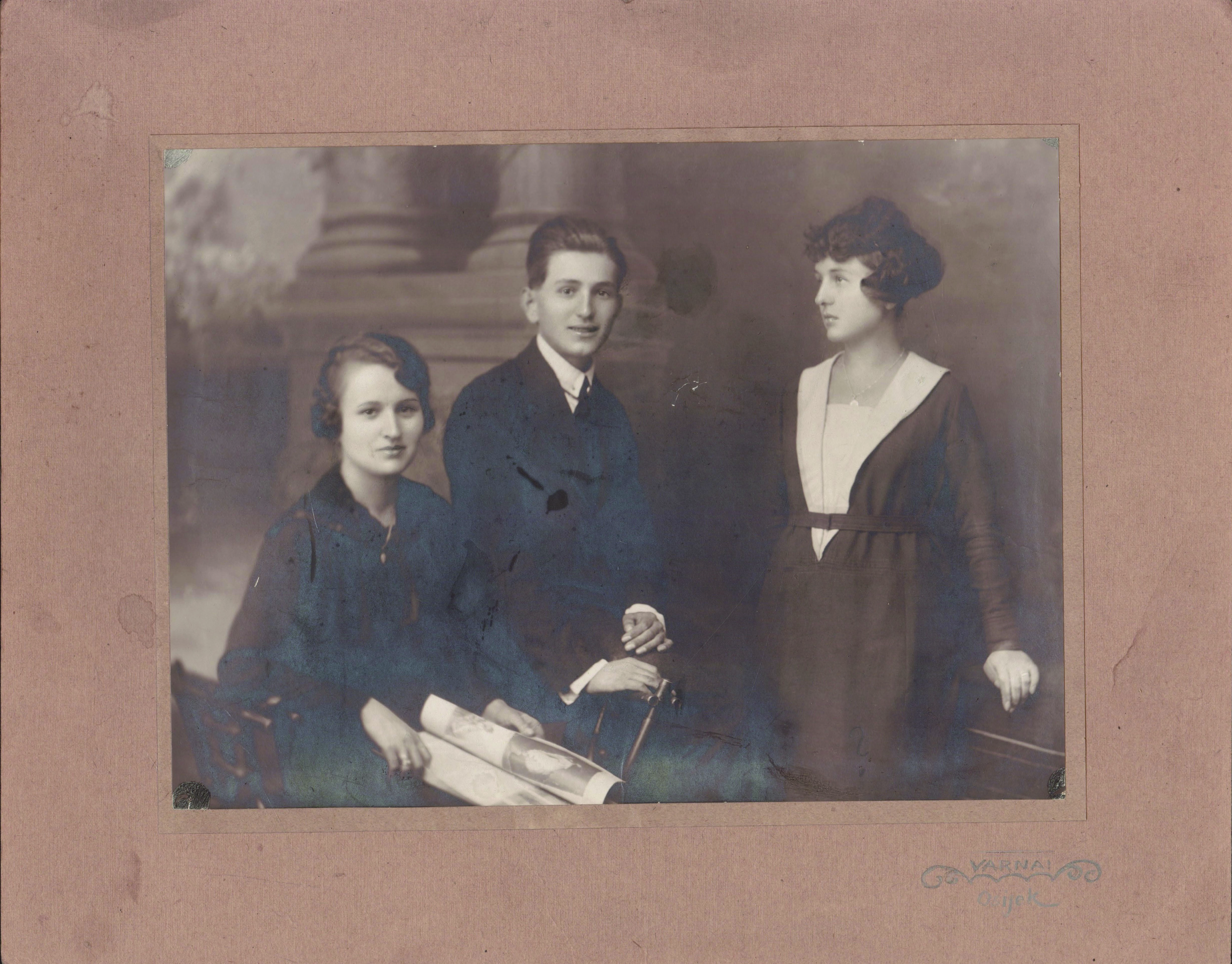 2. Majka Marija (Marica) Vidoković iz Valpova, prva zdesna, na grupnom studijskom portretu u Osijeku.