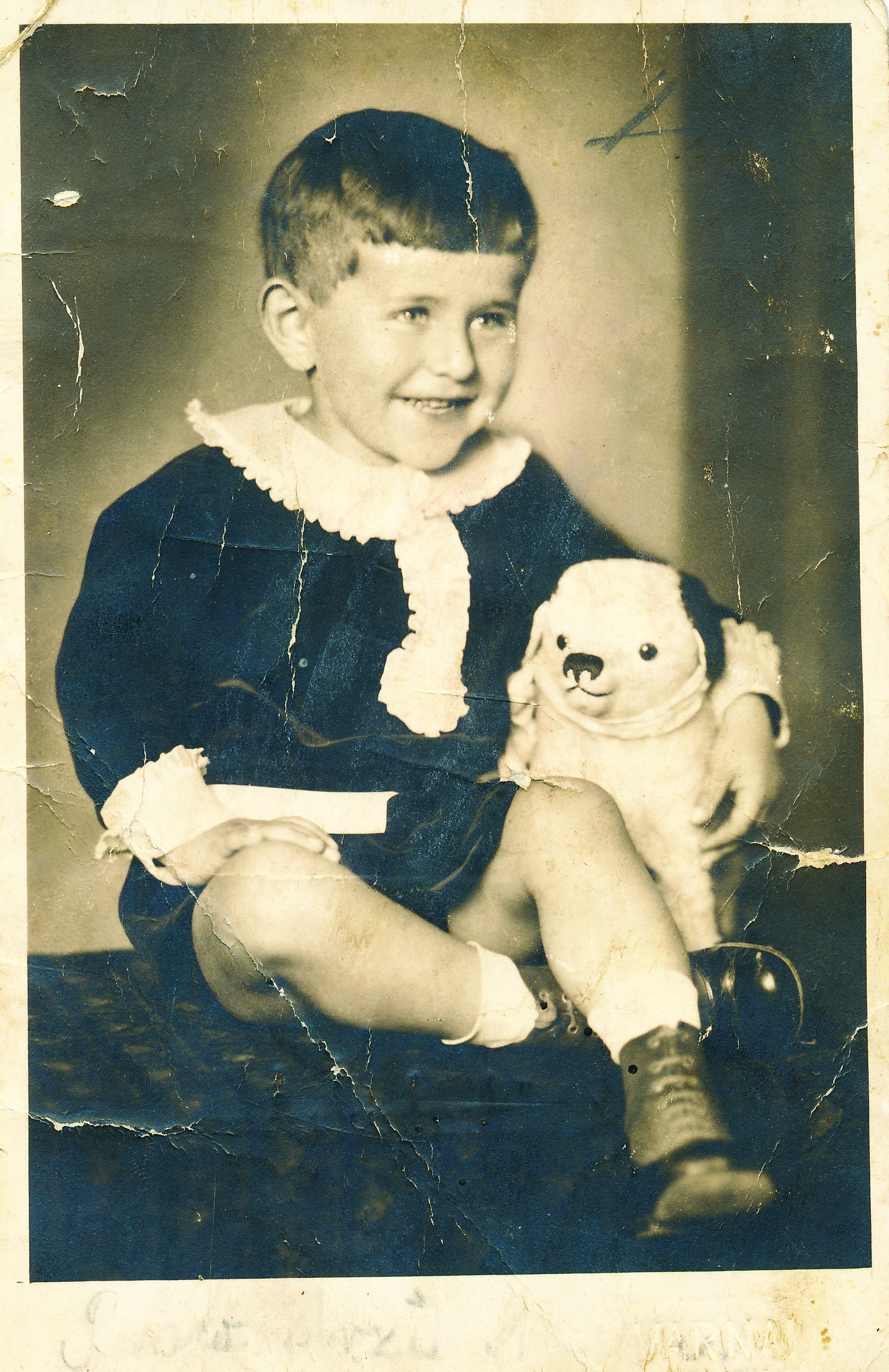 6. Trogodišnji Julije s igračkom, na poleđini posveta djedi i baki. Studijski protret.