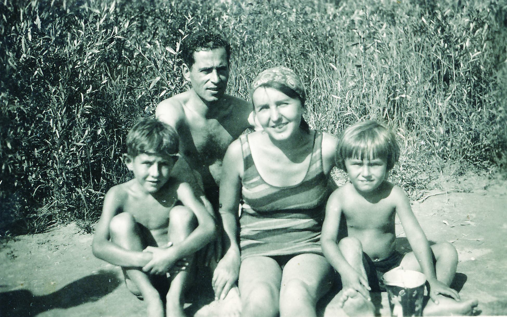 8. Obiteljsko kupanje Kniferovih na Dravi, Julije pri slijeva. Skupni portret.